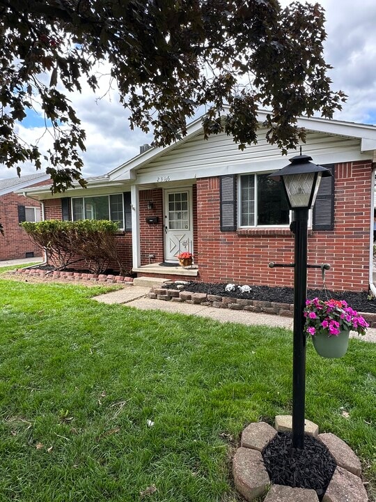 2316 Ann Dr in Toledo, OH - Building Photo
