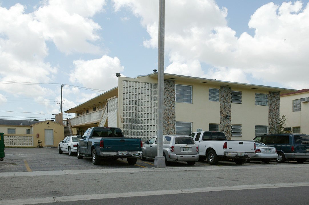 118 W 8th St in Hialeah, FL - Foto de edificio