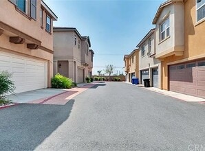 277 Bloomington Ave in Rialto, CA - Foto de edificio - Building Photo