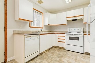 Kelloway Crescent Townhomes in Red Deer, AB - Building Photo - Building Photo