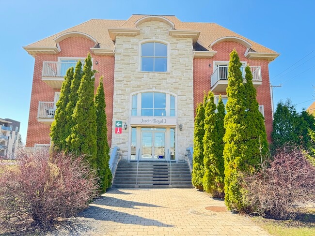 4270 Des Sources Boul in Dollard-des-Ormeaux, QC - Building Photo - Building Photo