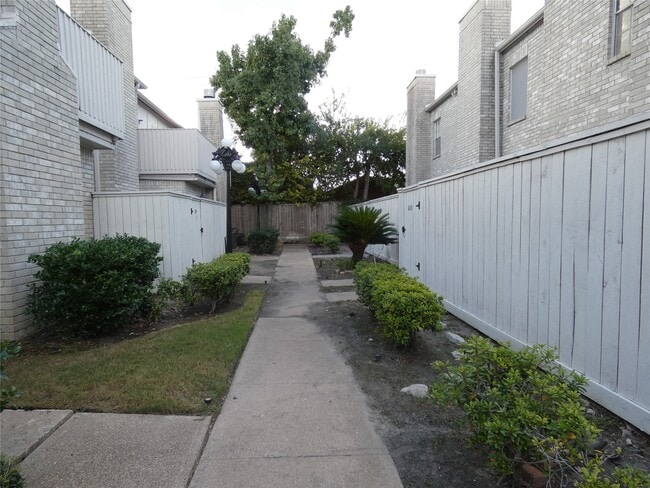 3780 Tanglewilde St in Houston, TX - Building Photo - Building Photo