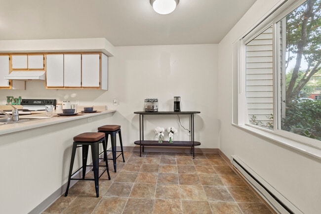 Oak Meadow in Eugene, OR - Building Photo - Building Photo