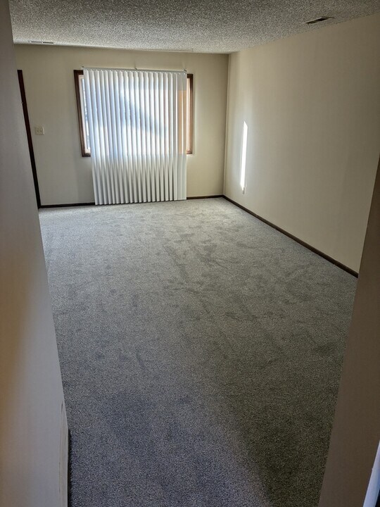 1408 E 27th Ave in Hutchinson, KS - Building Photo