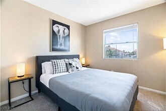 8213 Grassy Point Cir in Las Vegas, NV - Foto de edificio - Building Photo