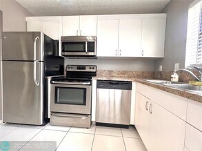 4157 NE 21st Terrace in Lighthouse Point, FL - Building Photo - Building Photo