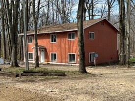 30870 Christopher Way in Dowagiac, MI - Building Photo