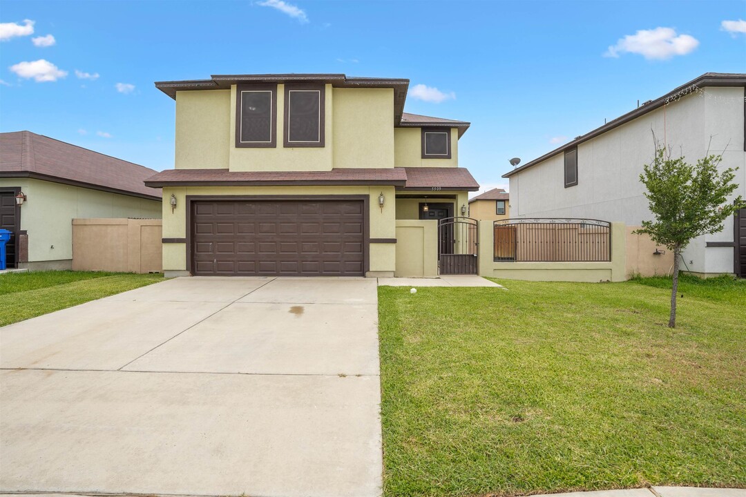 5509 Stallion Ln in Laredo, TX - Building Photo