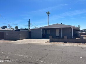 1811 N 44th St in Phoenix, AZ - Building Photo - Building Photo