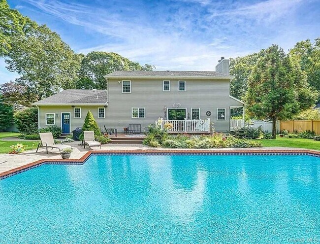 64 Beachfern Rd in Center Moriches, NY - Building Photo - Building Photo