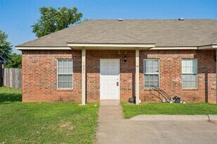 1021 Shady Creek Cir in Guthrie, OK - Building Photo