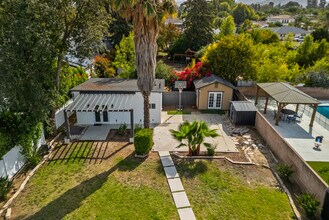 23036 Burbank Blvd in Los Angeles, CA - Building Photo - Building Photo