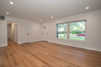 1021 Lonsdale Rd in Elk Grove Village, IL - Building Photo - Building Photo