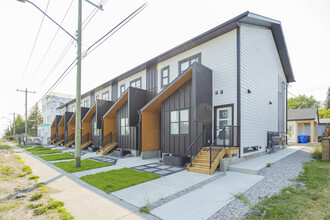 4507 17 Av SW in Calgary, AB - Building Photo - Building Photo