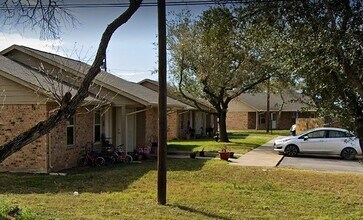 711 N Sigrid Ave in Hebbronville, TX - Building Photo - Building Photo