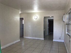 1736 Lauderdale Manor Dr in Fort Lauderdale, FL - Building Photo - Building Photo