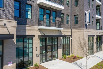 Skylark in Savannah, GA - Building Photo - Building Photo