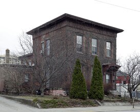 412 E Berry St in Fort Wayne, IN - Foto de edificio - Building Photo