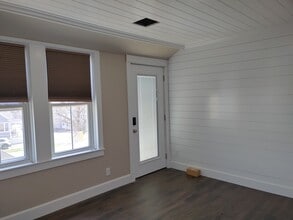 9 Cleveland St, Unit #2 North in Dartmouth, MA - Foto de edificio - Building Photo