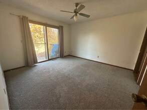 2062 S Ridge Dr in Coralville, IA - Foto de edificio - Building Photo