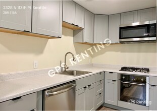 2328 N 113th Pl in Seattle, WA - Foto de edificio - Building Photo