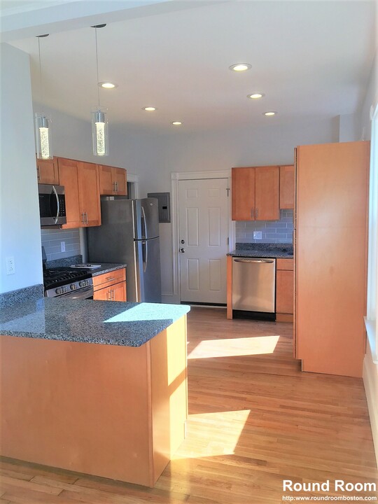 384 Washington St, Unit 1 in Cambridge, MA - Building Photo