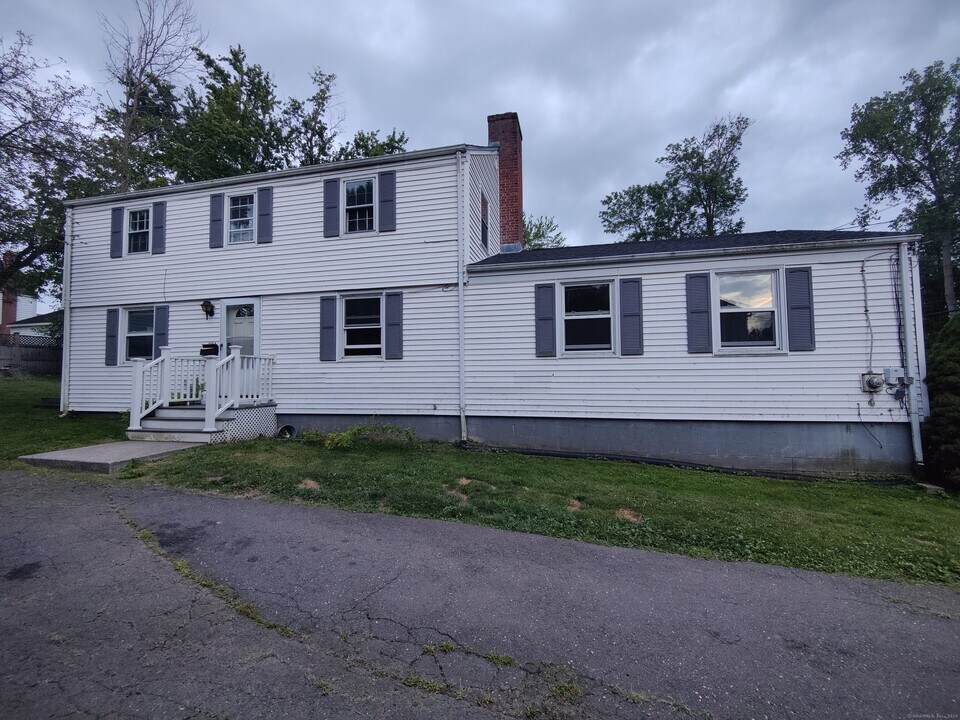 1254 Trout Brook Dr in West Hartford, CT - Building Photo