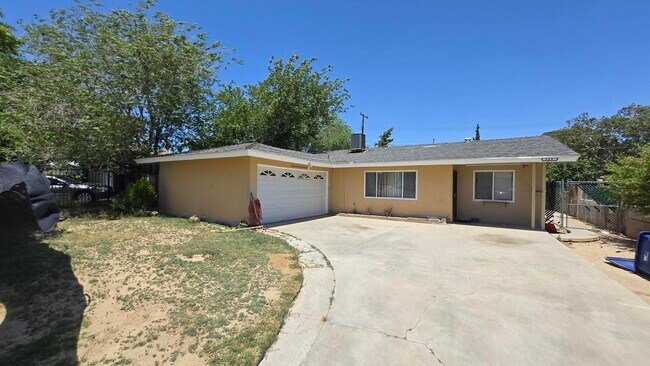 329 E Ave R7 in Palmdale, CA - Building Photo - Building Photo