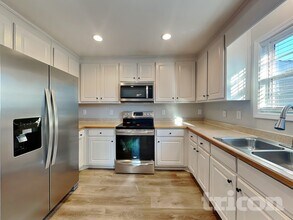 1916 Roxey Ln in Winder, GA - Foto de edificio - Building Photo