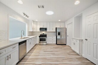914 Coachlight Dr in Houston, TX - Foto de edificio - Building Photo