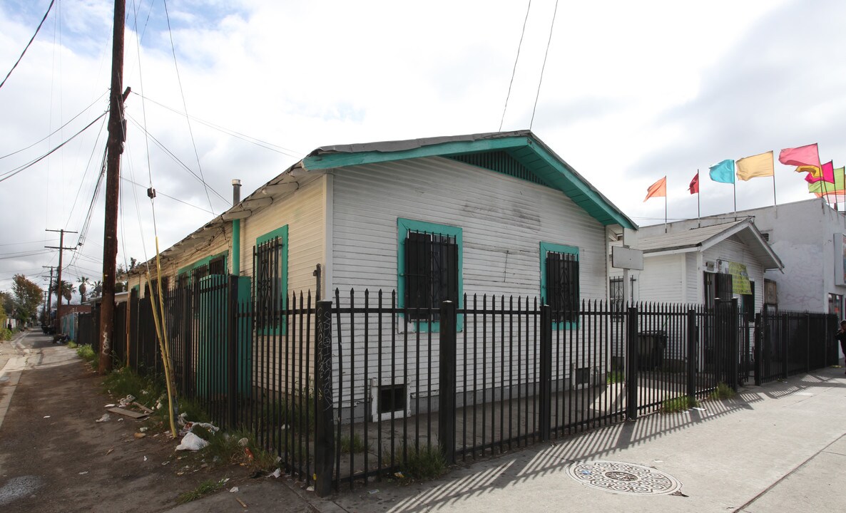 2514 S San Pedro St in Los Angeles, CA - Building Photo