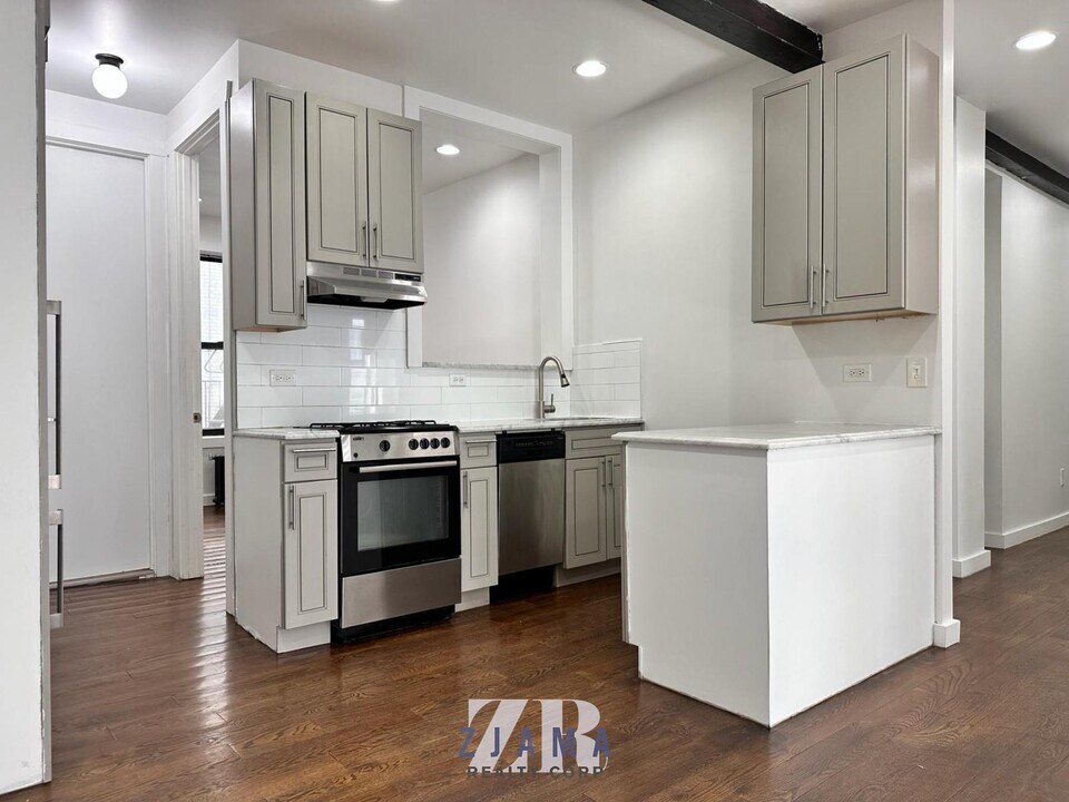 410 Eastern Pkwy in Brooklyn, NY - Building Photo
