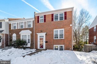 8070 Powderbrook Ln in Springfield, VA - Building Photo