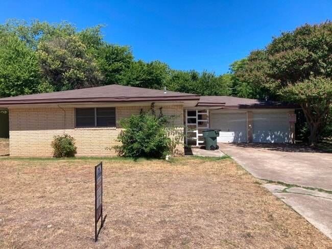 property at 615 S 10th St