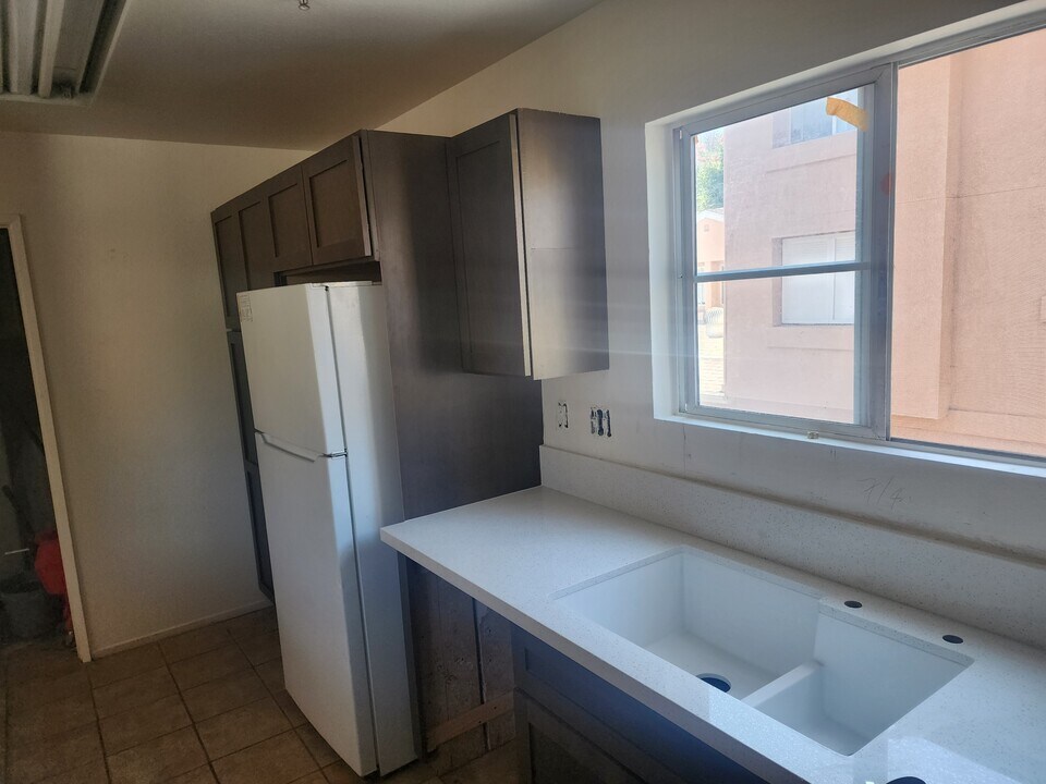 1050 Harbor Heights Dr in Los Angeles, CA - Building Photo