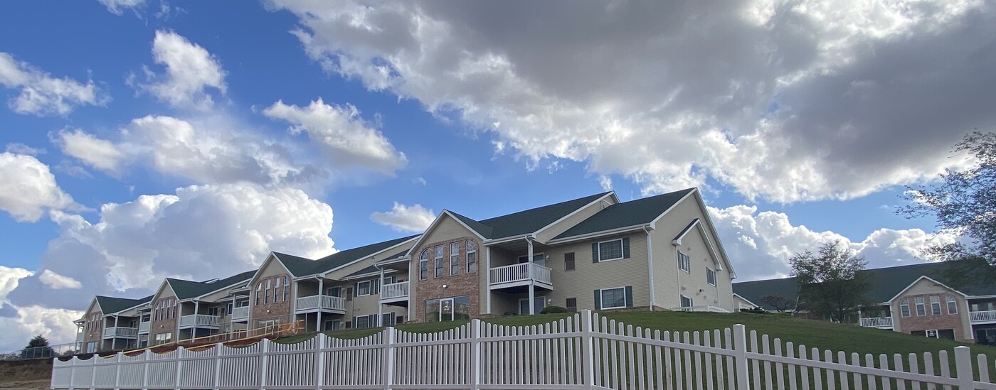 Hawks Ridge Apartments in Beloit, WI - Building Photo