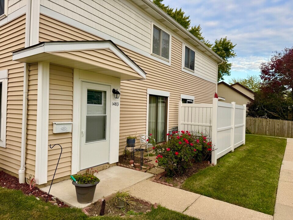1483 Cornell Ct in Hoffman Estates, IL - Building Photo