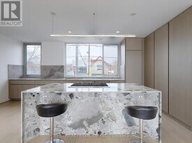 899 Dundas St W in Toronto, ON - Building Photo