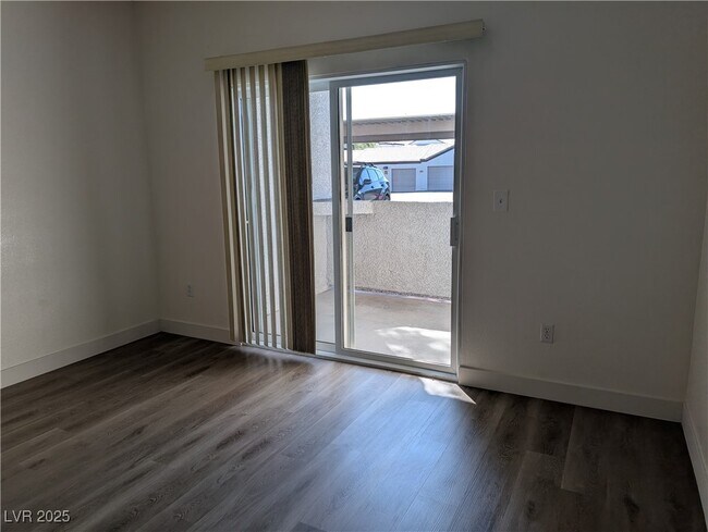 7255 W Sunset Rd in Las Vegas, NV - Building Photo - Building Photo