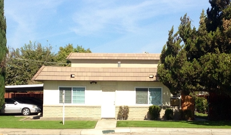 3860 White Ln in Bakersfield, CA - Building Photo