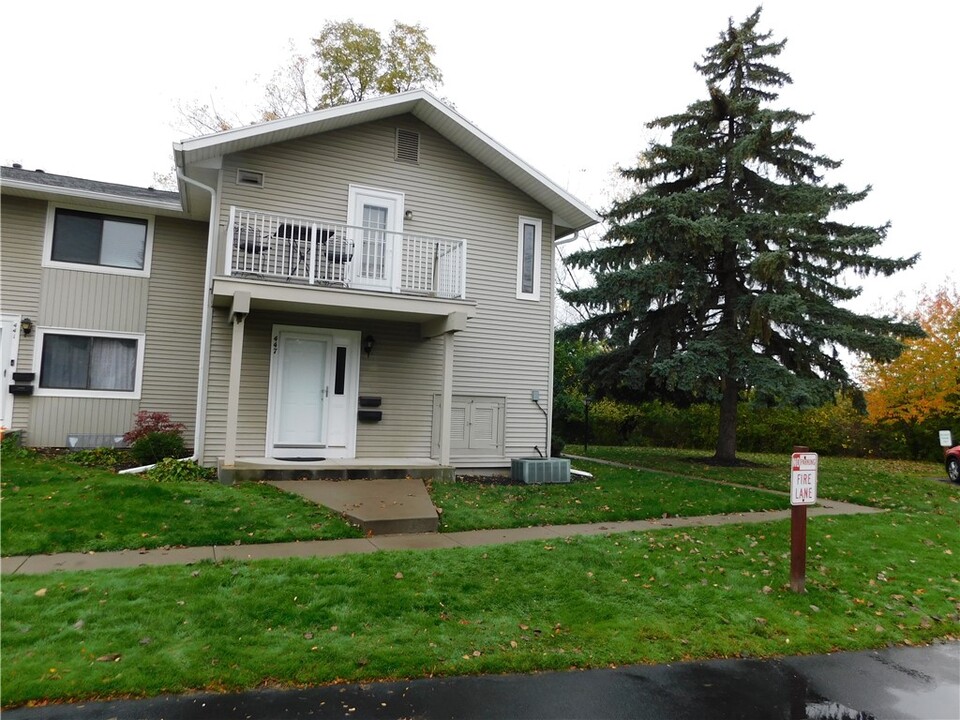 447 Eastbrooke Ln in Rochester, NY - Building Photo