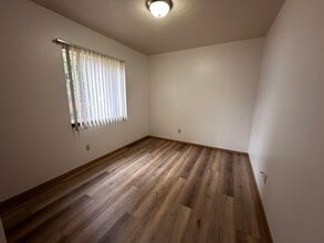 1033 Main St E in Monmouth, OR - Building Photo - Building Photo