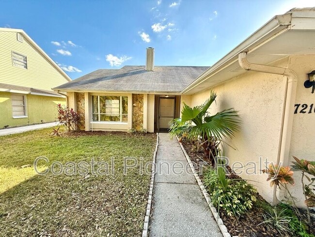 7216 Hollowell Dr in Tampa, FL - Building Photo - Building Photo