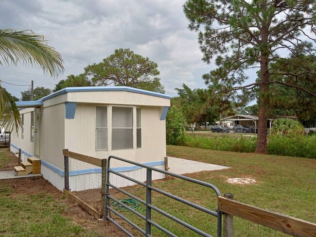 5862 SE 86th Blvd in Okeechobee, FL - Foto de edificio - Building Photo