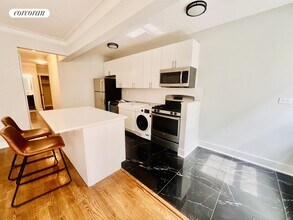 115 E 72nd St in New York, NY - Building Photo - Building Photo