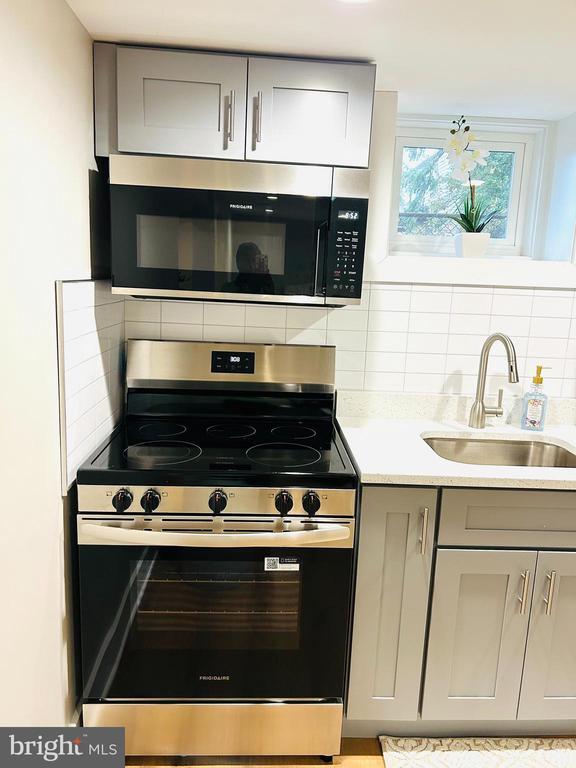 property at 1516 Hamilton St NW