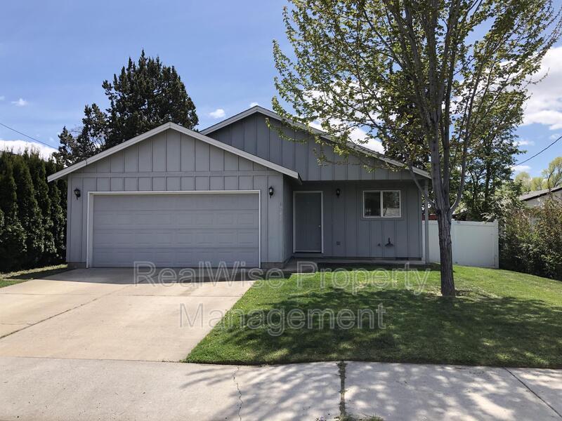 1748 SW Kalama Ave in Redmond, OR - Building Photo