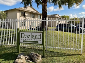 768 Evergreen Dr in Miami, FL - Building Photo