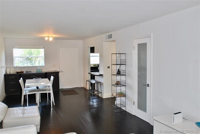 61 Collins Ave in Miami Beach, FL - Building Photo - Building Photo