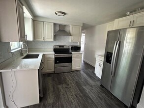 2018 Hess Dr in Holiday, FL - Building Photo - Building Photo